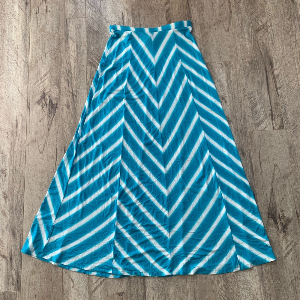 Tourquise and white chevron skirt. Size small.